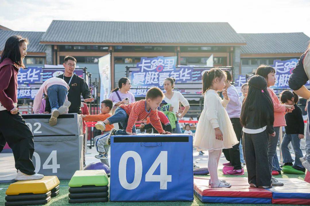 大型户外充气障碍赛，互动体验新玩法的简单介绍