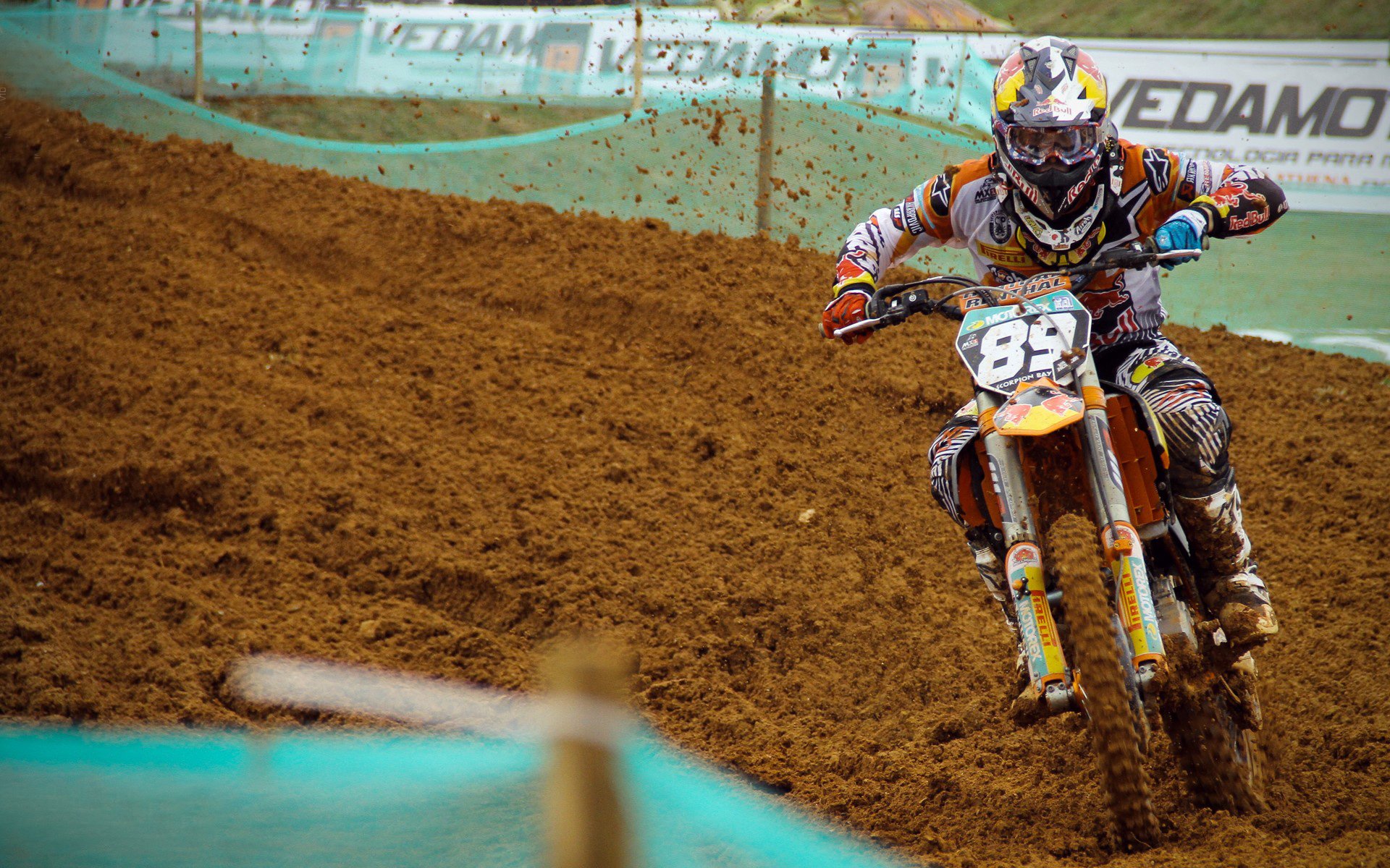 76人球员参与电台连线互动气氛轻松，76人宣传片